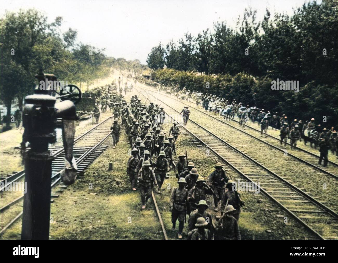 L'infanterie japonaise déverse le long du chemin de fer de Lunghai vers l'ouest depuis Xuzhou (Hsuchow) après la capture de cette ville chinoise après une campagne de quatre mois Date: 1938 Banque D'Images