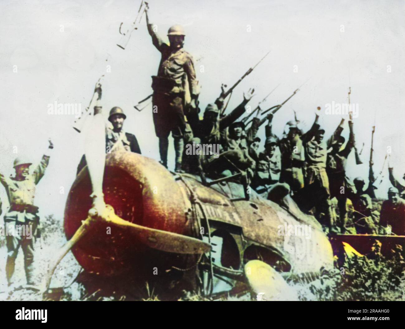 Les soldats japonais célèbrent la fusillade d'un avion de chasse chinois à Shanghai, probablement en 1937. Date: 1937-1945 Banque D'Images