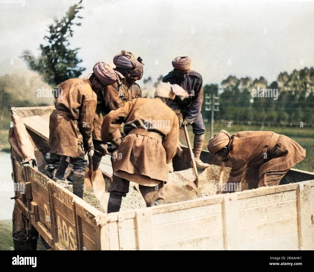 Des soldats indiens réparent les routes sur le front occidental en France pendant la première Guerre mondiale. Date: Vers 1916 Banque D'Images