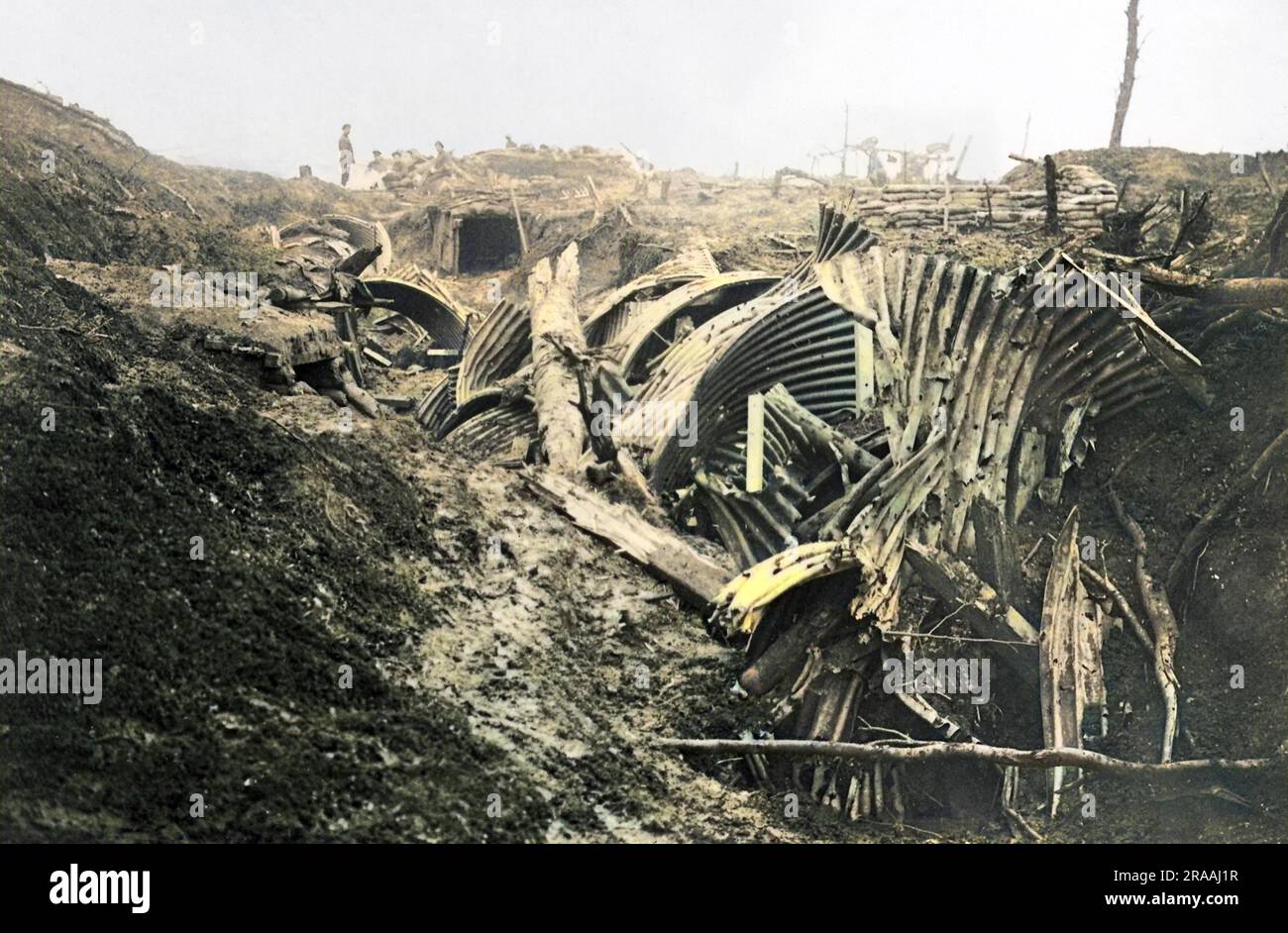 Une tranchée allemande abandonnée sur le front occidental en France au cours de la première Guerre mondiale, montrant des dégâts au fer ondulé causés par la puissance de feu britannique. Date: Vers 1916 Banque D'Images