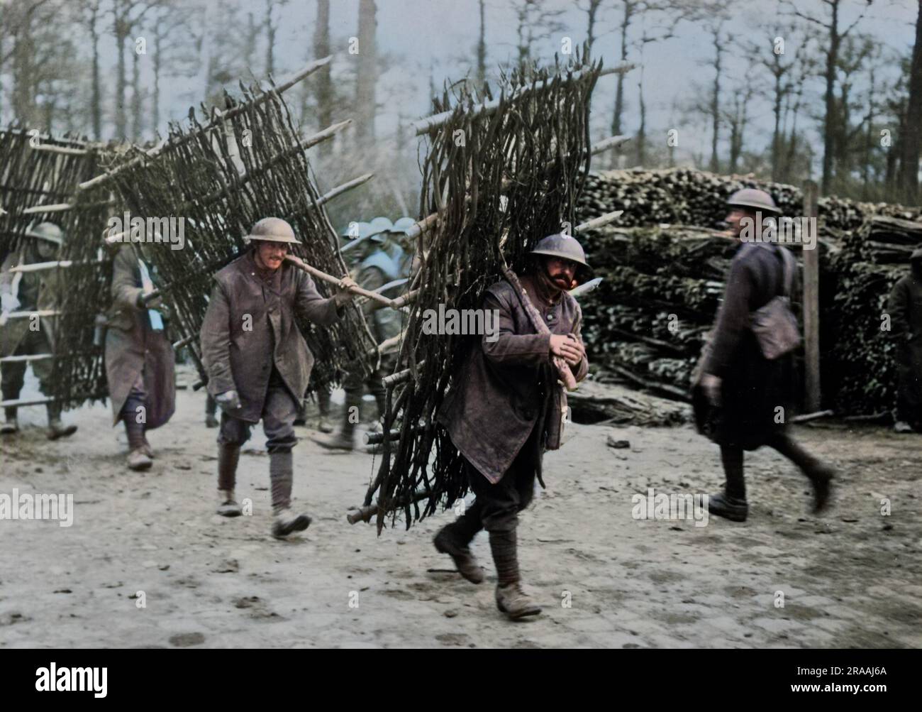 Des soldats britanniques transportant des tranchées pendant les travaux de construction sur le front occidental en France, première Guerre mondiale. Date: Vers 1916 Banque D'Images