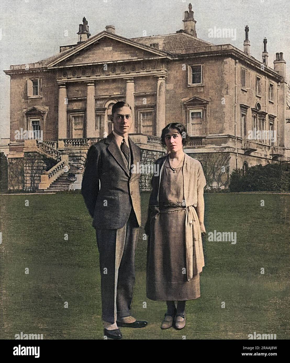 Le duc et la duchesse de York, le futur roi George VI et la reine Elizabeth (la reine mère), photographiés superposés devant le White Lodge dans le Grand parc de Richmond, leur première maison après leur mariage en avril 1923. Date: 1923 Banque D'Images