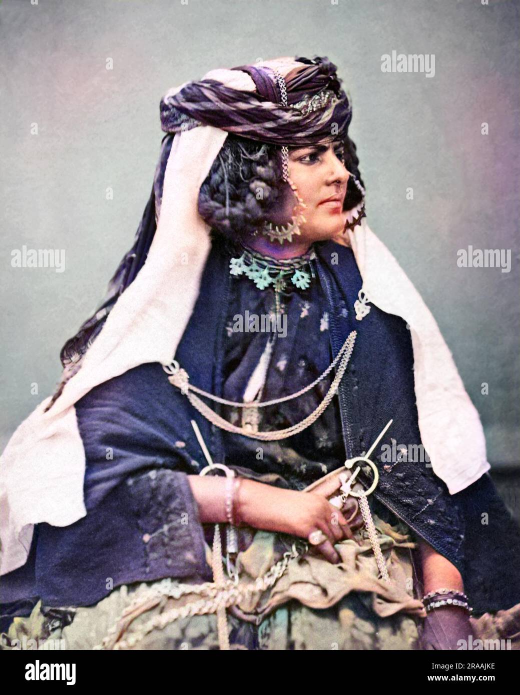 Ouled Nail Woman, Algérie, spécialisée dans un style particulier de danse. Date: Vers 1870 Banque D'Images