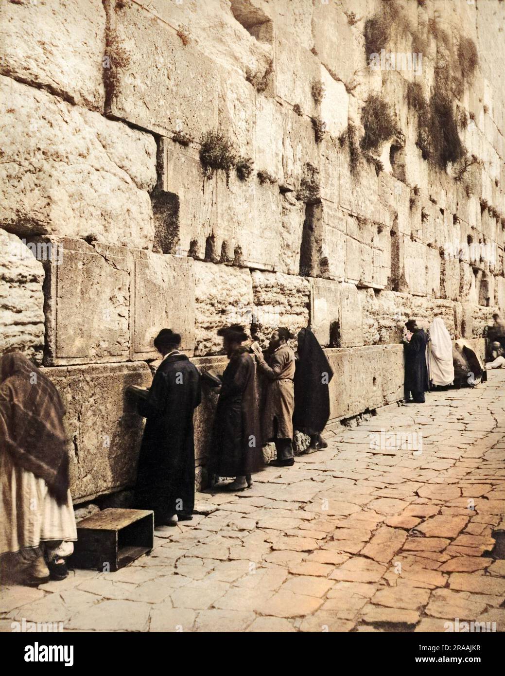 Le peuple juif priant au mur des lamentations, à Jérusalem, en Terre Sainte. Date: Vers 1870 Banque D'Images