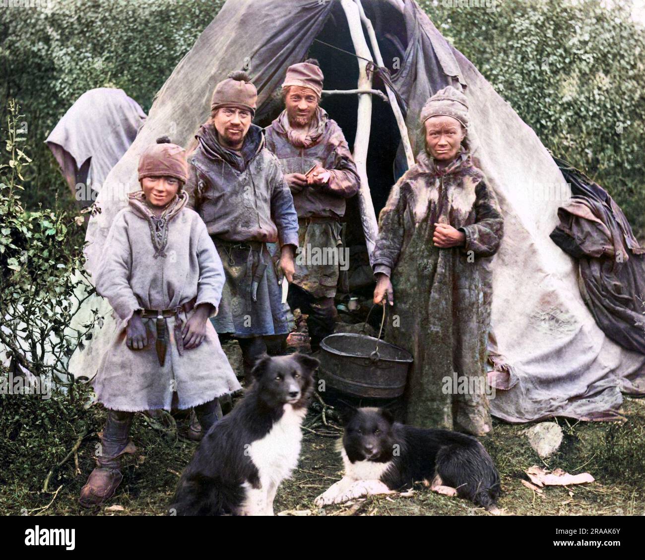 Membres d'une famille sami debout à l'extérieur de leur tente. Ils viennent de la région arctique de Sapmi, qui couvre les parties nord de la Scandinavie et de la Russie. Date : fin du 19th siècle Banque D'Images