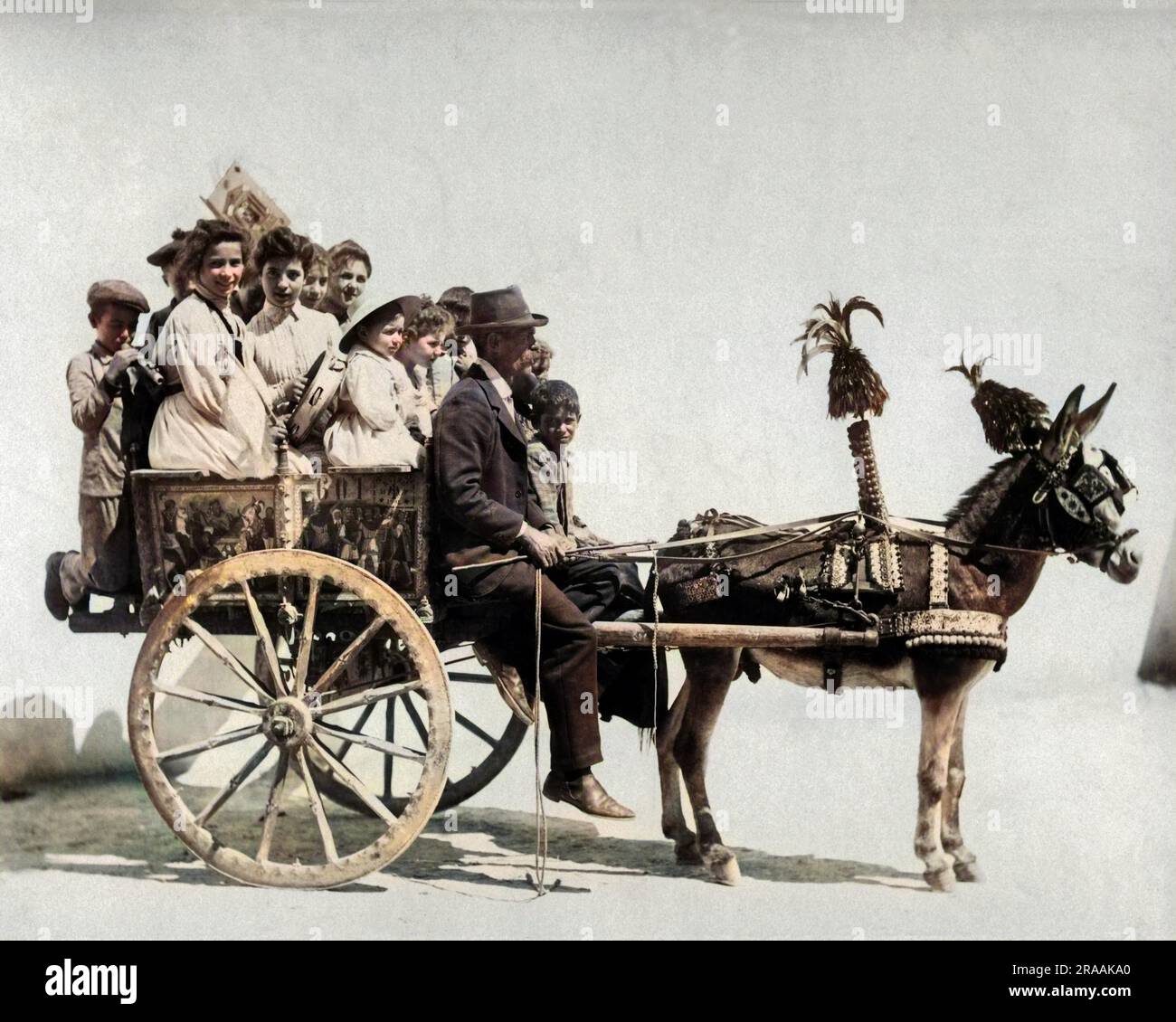 Personnes sur une charrette à âne décorée, Naples, Italie. Date : fin du 19th siècle Banque D'Images
