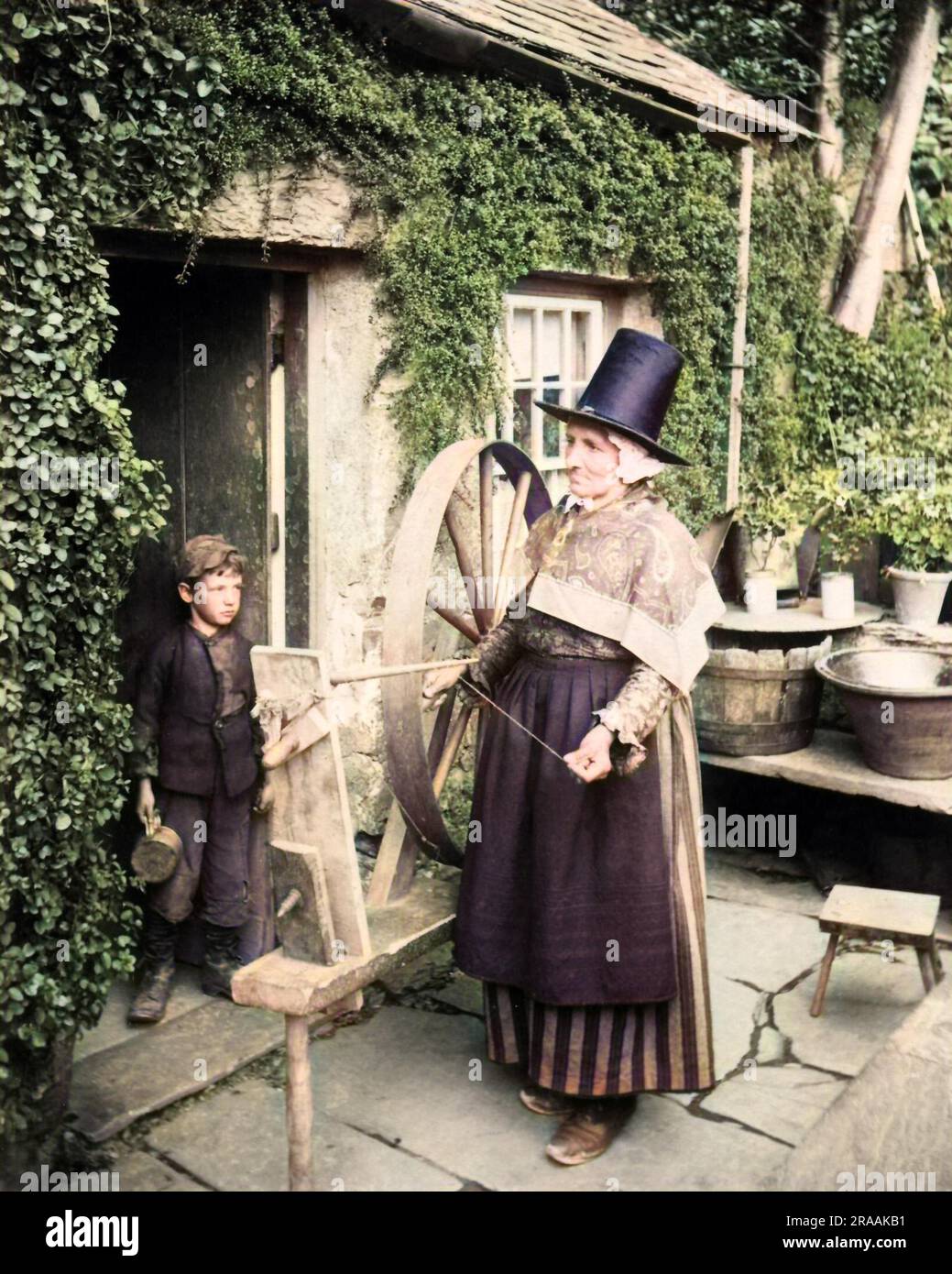 Femme galloise à l'extérieur d'un chalet avec roue tournante, pays de Galles. Date : fin du 19th siècle Banque D'Images