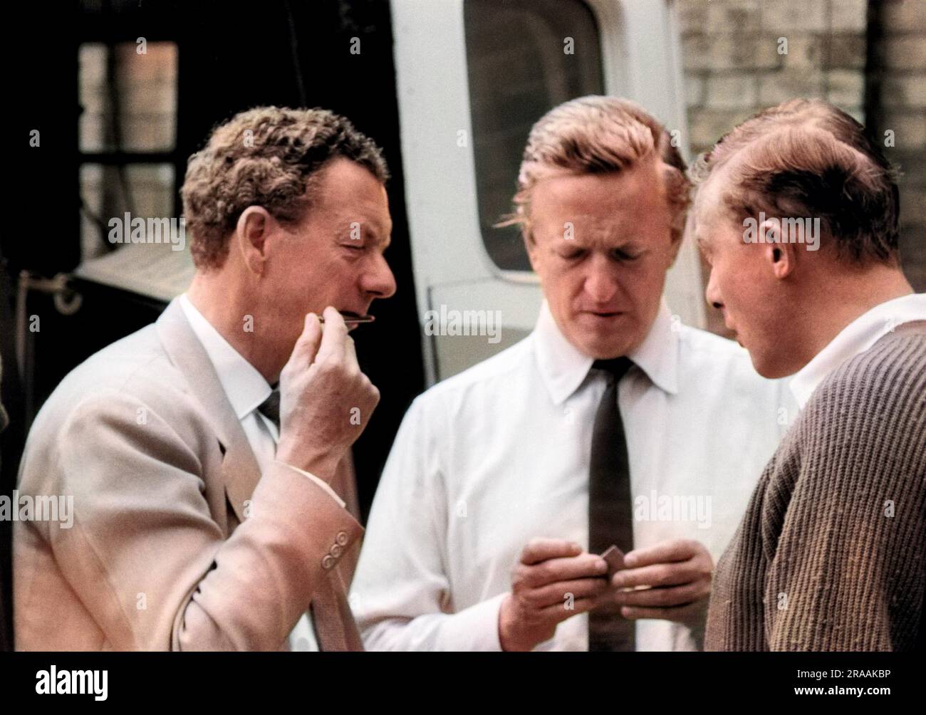 Benjamin Britten et Peter Pears parlent à un homme non identifié. Festival d'Aldeburgh, 1963 Date: 1963 Banque D'Images