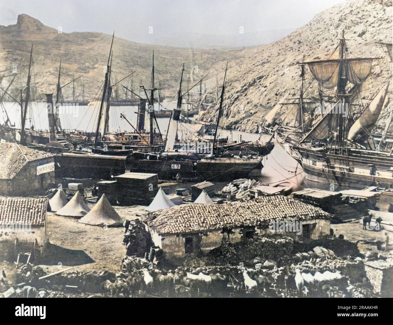 Cossack Bay, Balaklava, 1855. Photo de Roger Fenton (1819-1869) montrant du matériel et des fournitures pour les forces britanniques pendant la guerre de Crimée. Date: 1855 Banque D'Images