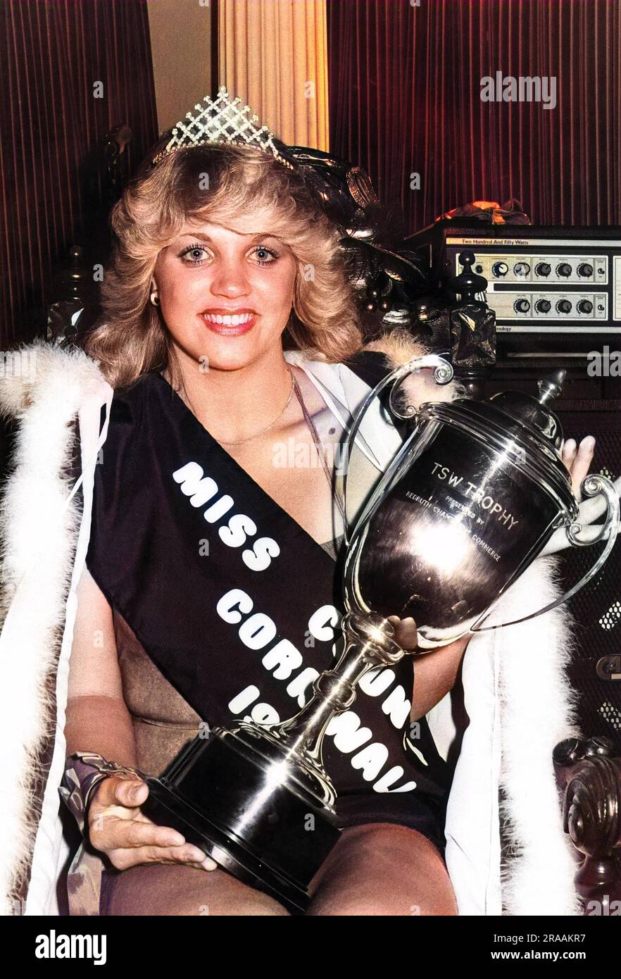 Miss County of Cornwall, tenant le Trophée TSW présenté par la Chambre de commerce de Redruth. Date: Vers 1980s Banque D'Images