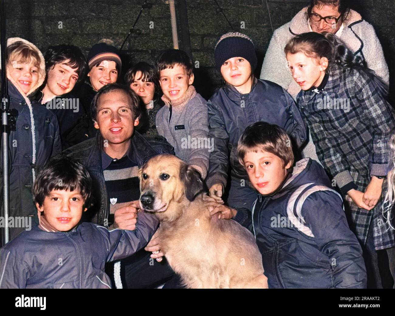 Simon Groom (né en 1950), présentateur de la BBC Blue Peter, avec Goldie le Golden Retriever et un groupe d'enfants. Date: Vers 1980s Banque D'Images