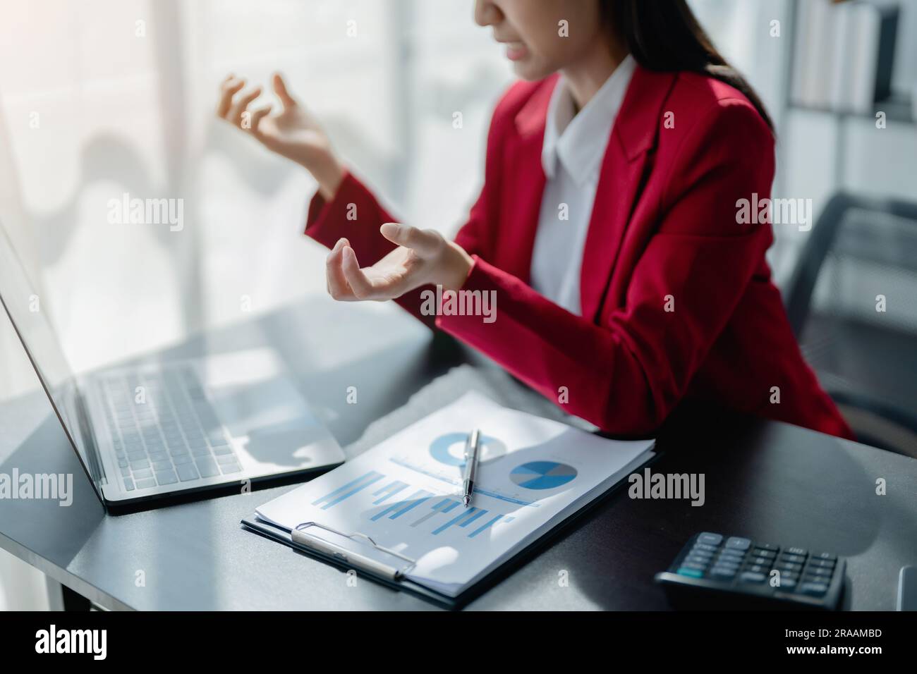 Portrait du propriétaire d'entreprise, femme utilisant l'ordinateur et les États financiers expression anxieuse sur l'expansion du marché pour accroître la capacité d'investir Banque D'Images