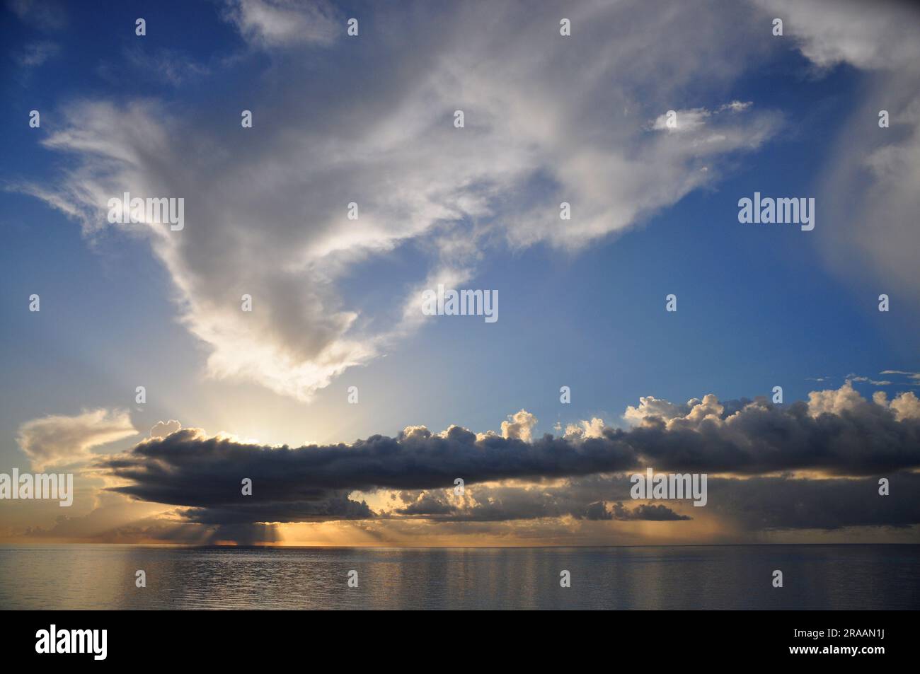 Nuages de tempête au-dessus de l'océan Atlantique Banque D'Images