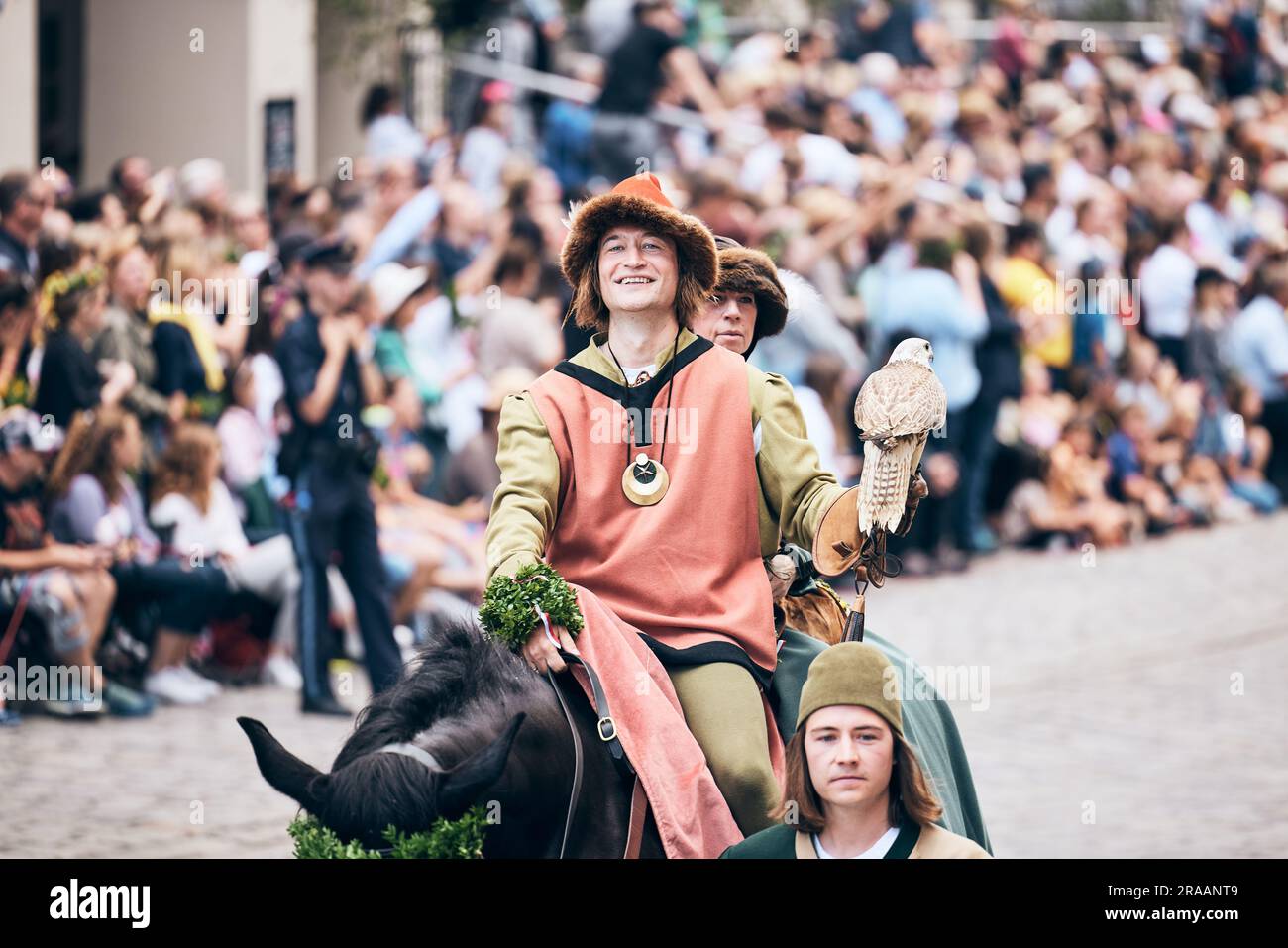 Landshut, Allemagne. 02nd juillet 2023. La procession historique se déplace dans la ville au 'Landshut Wedding'. Des milliers de visiteurs ont applaudi pendant que la mariée et le marié défilaient à travers la vieille ville magnifiquement décorée. Le spectacle historique médiéval recrée le mariage de la princesse polonaise Hedwig au duc George le riche de Bavière-Landshut. Credit: Tobias C. Köhler/dpa/Alay Live News Banque D'Images