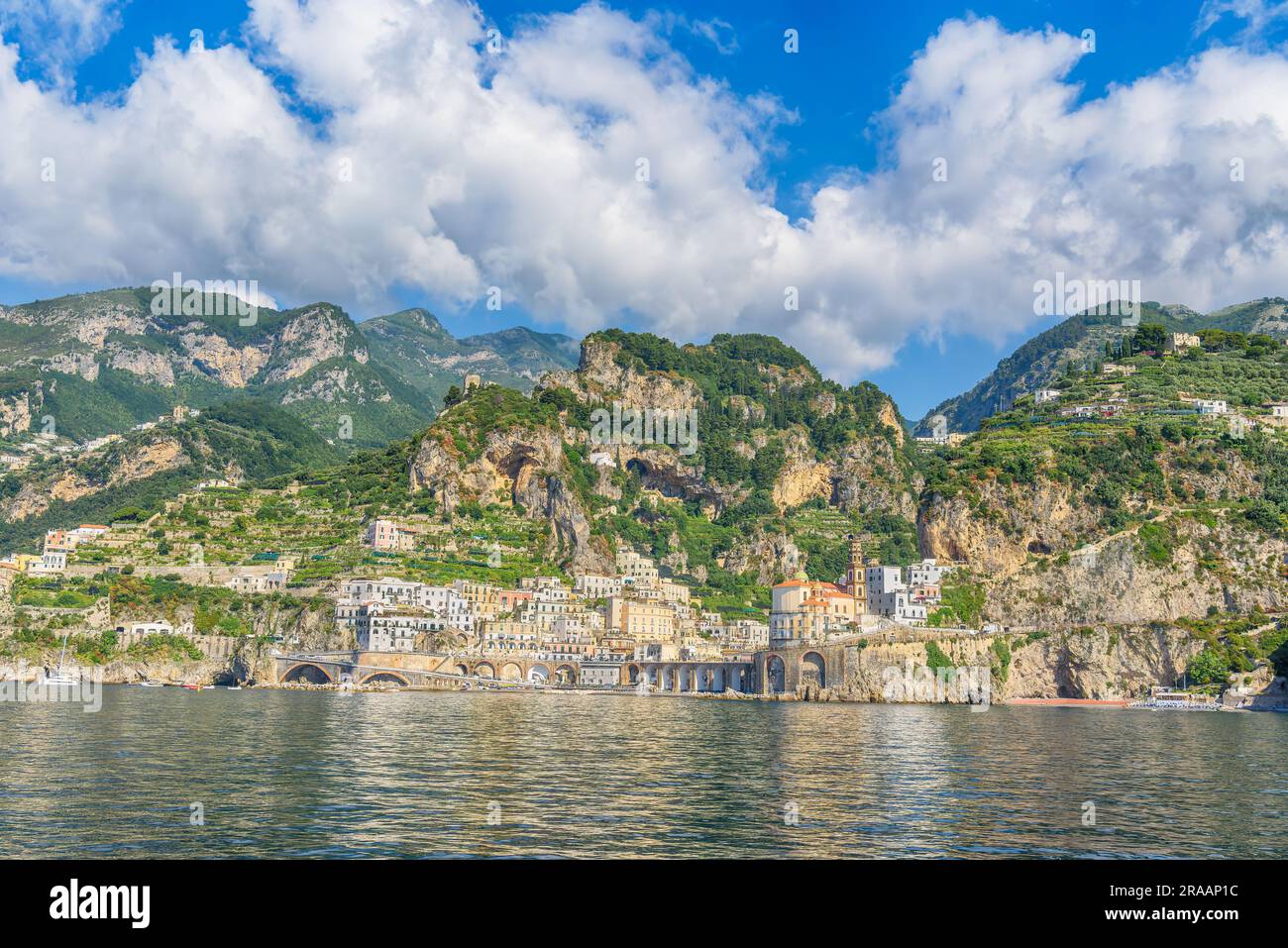 Paysage avec la ville de Atrani à côte d'Amalfi, Italie Banque D'Images