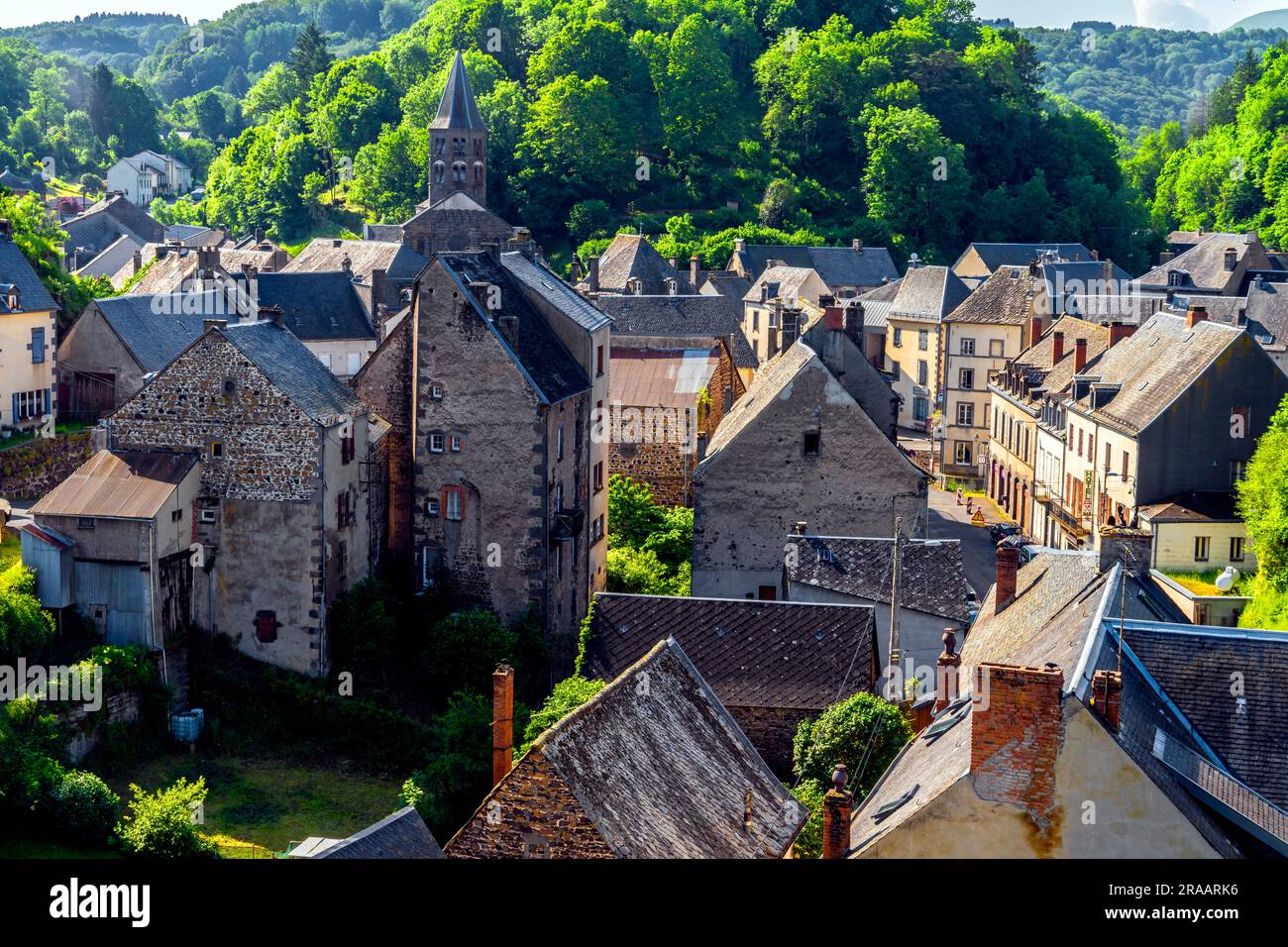 Vue imprenable sur la petite ville de Rochefort-montagne, France. Saint-Martin est une commune française, située dans le département du Puy-de-Dôme et la région Auvergne. Banque D'Images