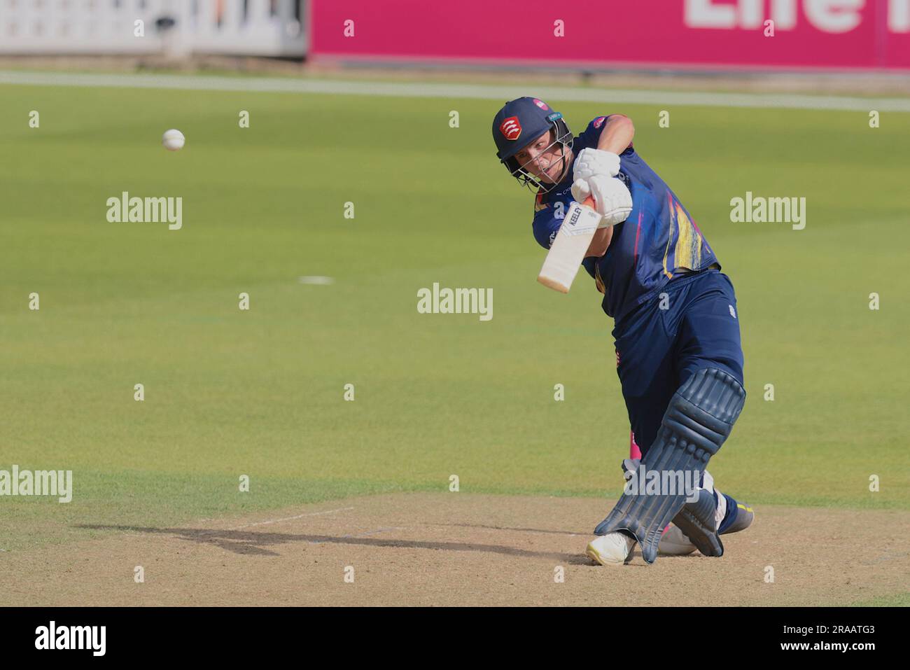 Londres, Royaume-Uni. 2nd juillet 2023. Michael Pepper, d'Essex, atteint un six tandis que Surrey prend les Eagles d'Essex dans le match de cricket Blast de Vitality T20 au Kia Oval. Credit: David Rowe/Alay Live News Banque D'Images