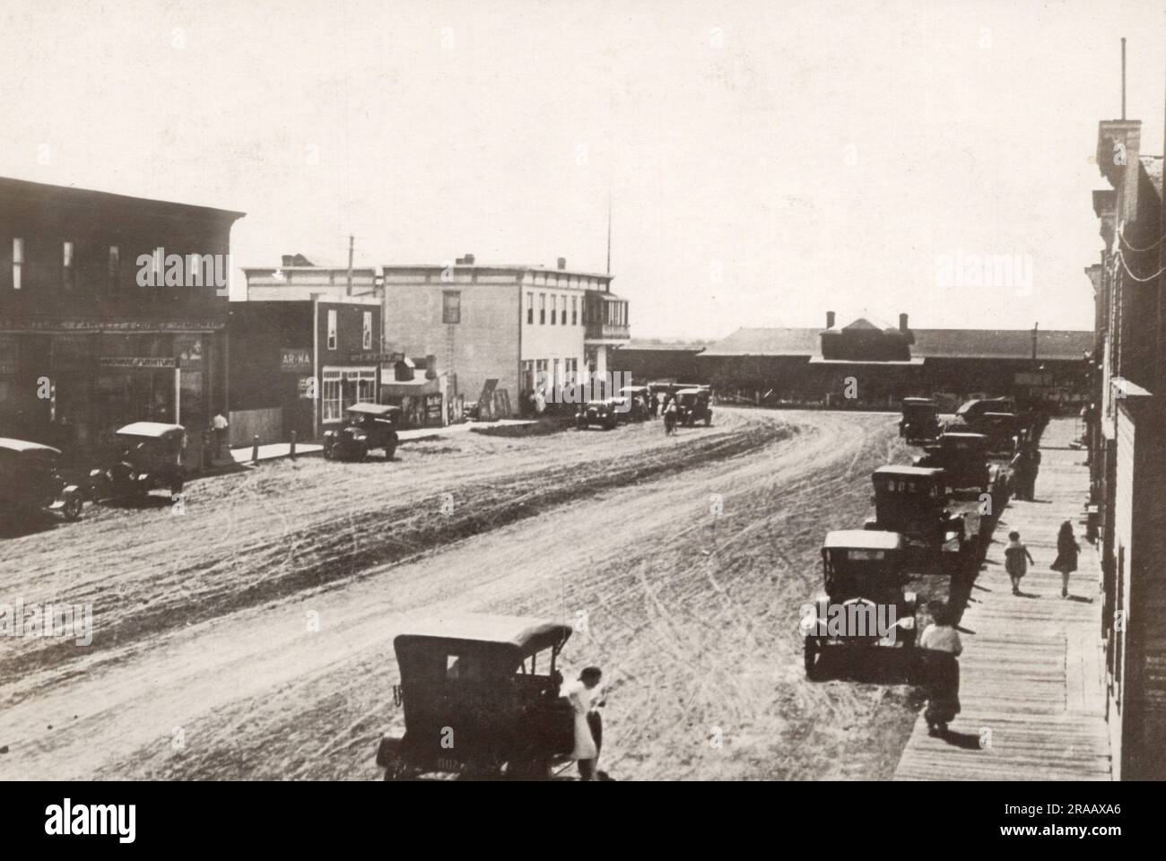 Main Street, Stoughton Saskatchewan Canada, carte postale d'environ 1920s-30s. photographe non identifié Banque D'Images