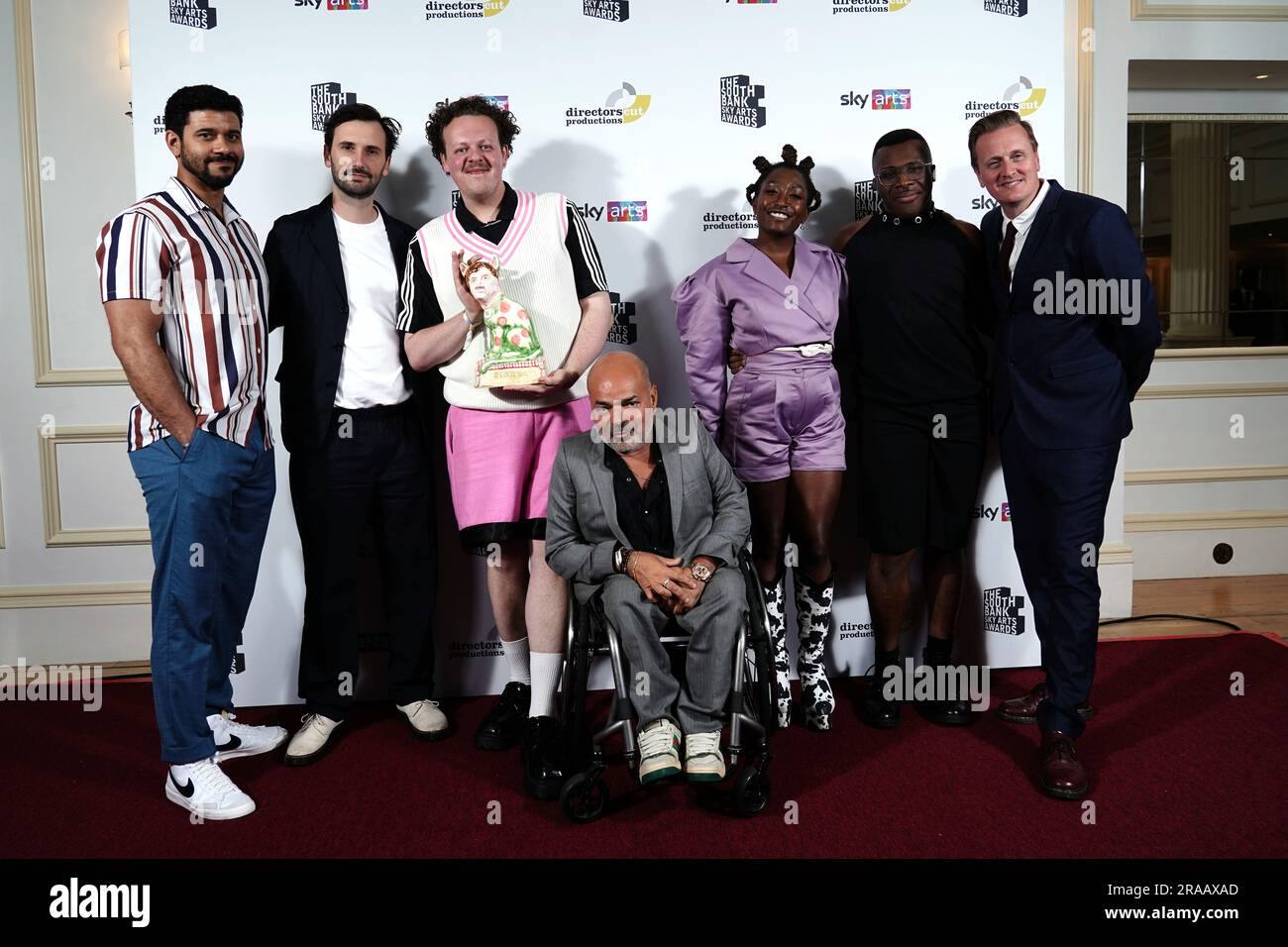 RETRANSMETTANT LA LÉGENDE DE LA PHOTO SOPHIE Duker (troisième à droite) présente Jack Rooke (troisième à gauche) et Ash Atalla (au centre) avec le prix de la comédie pour Big Boys au South Bank Sky Arts Awards au Savoy à Londres. Date de la photo: Dimanche 2 juillet 2023. Banque D'Images