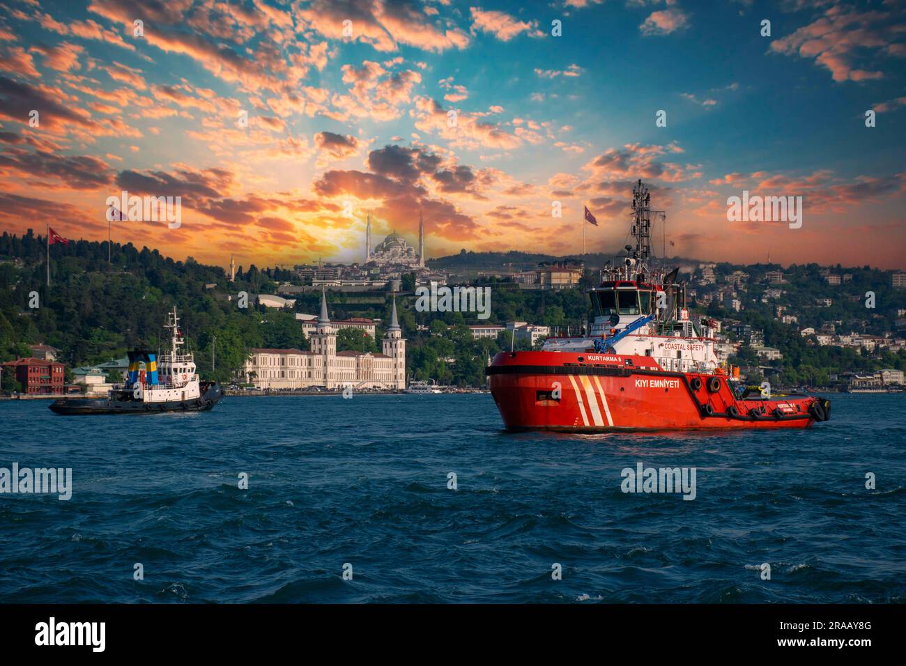 Un bateau rouge de sécurité côtière (kiyi emniyeti) en opération alors qu'il traverse le détroit d'Istanbul. Ces navires servent à prévenir les accidents Banque D'Images