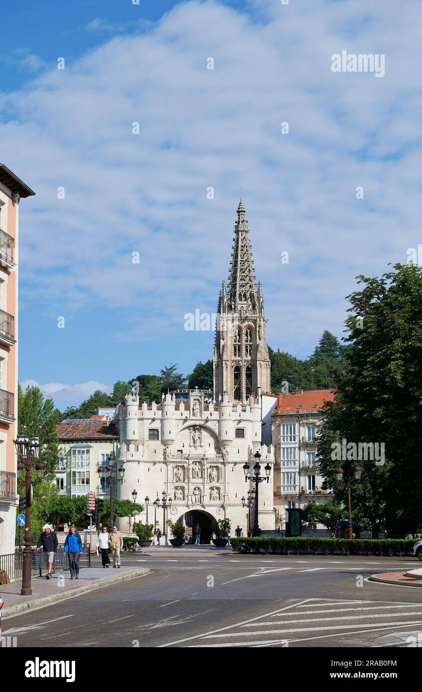 Vue sur l'arche de Santa Maria et la cathédrale de Burgos en arrière-plan, Espagne, Europe Banque D'Images