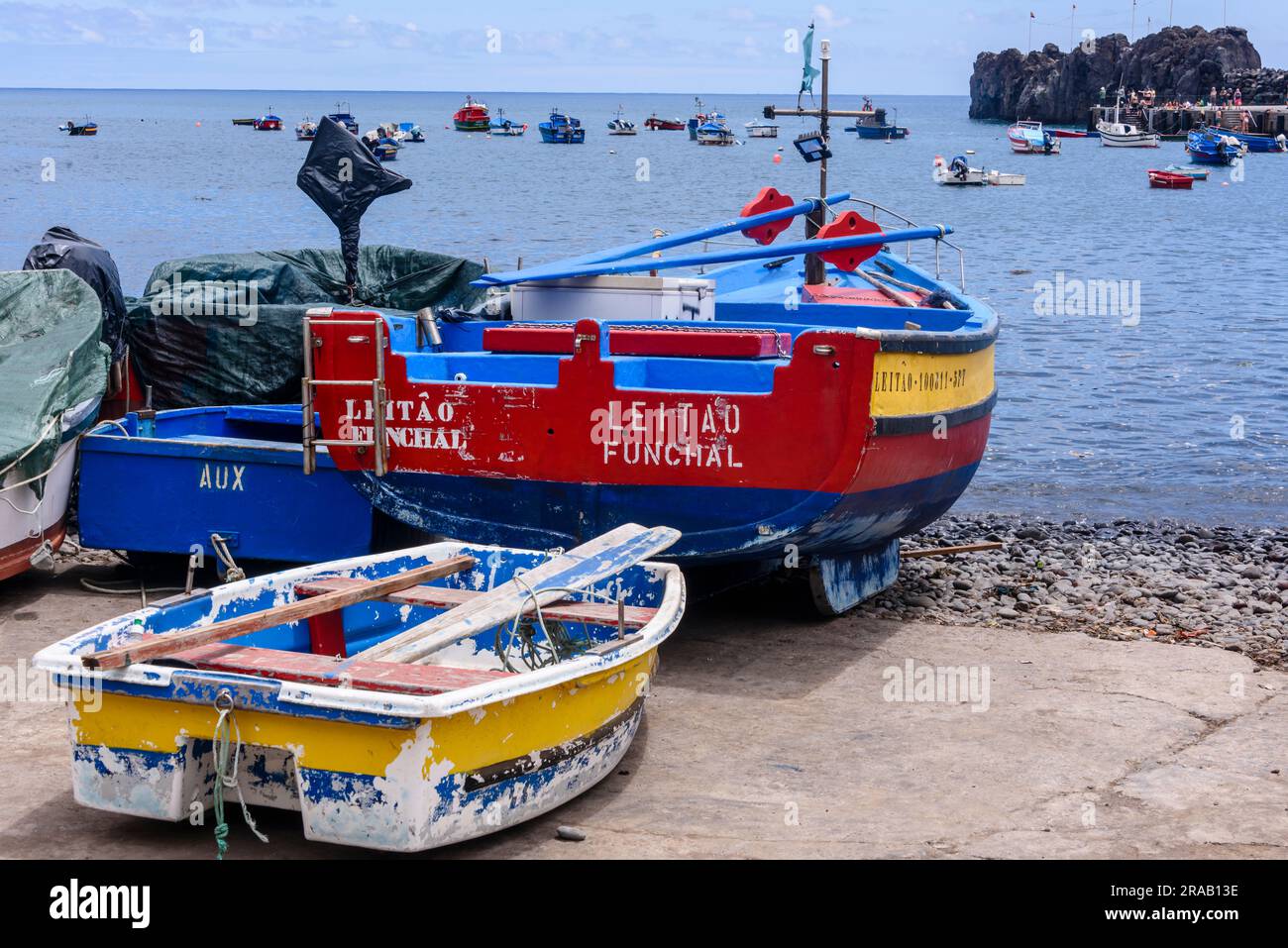 Bateaux de pêche et d'aviron colorés au port de Camera de Lobos, Madère Banque D'Images