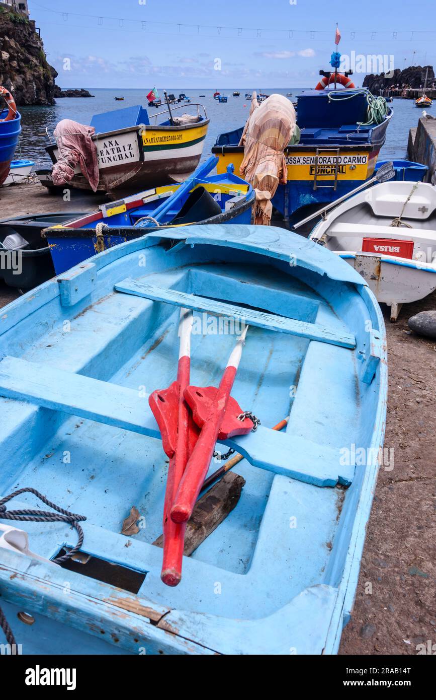 Bateaux de pêche et d'aviron colorés au port de Camera de Lobos, Madère Banque D'Images