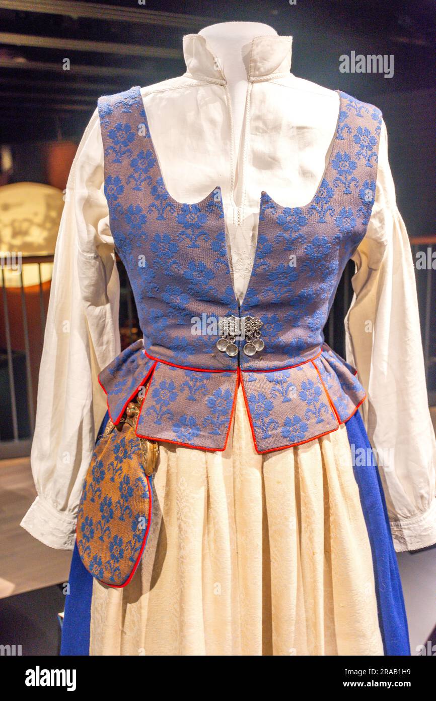 Exposition traditionnelle de la robe de femme au Musée folklorique de Sverresborg Trøndelag, Sverresborg Alle, Trondheim, comté de Trøndelag, Norvège Banque D'Images