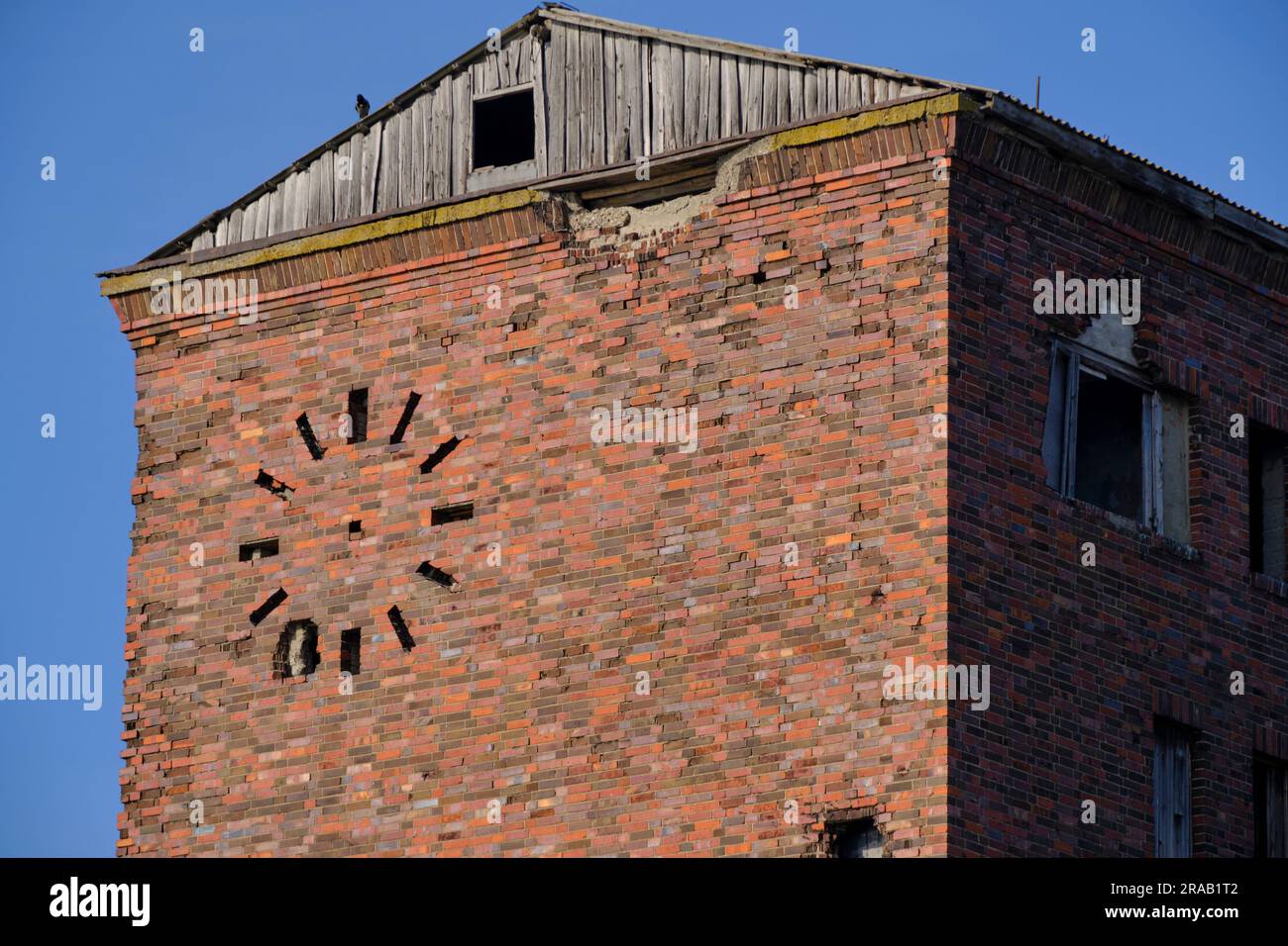 Vieux bâtiment en brique avec mur d'horloge Banque D'Images