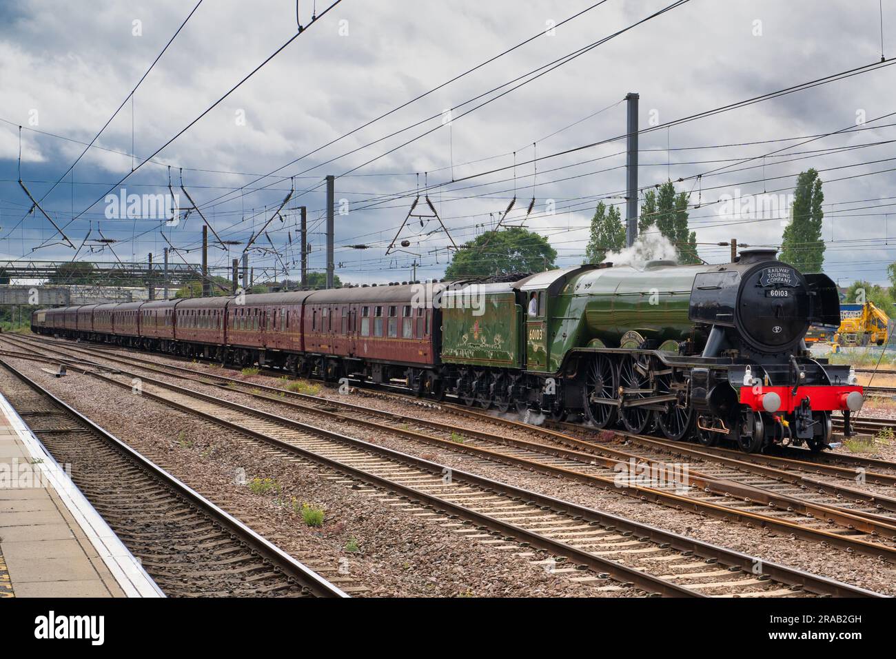 Le célèbre Flying Scotsman en tournée sur la ligne principale de la côte est, à travers Doncaster. Banque D'Images
