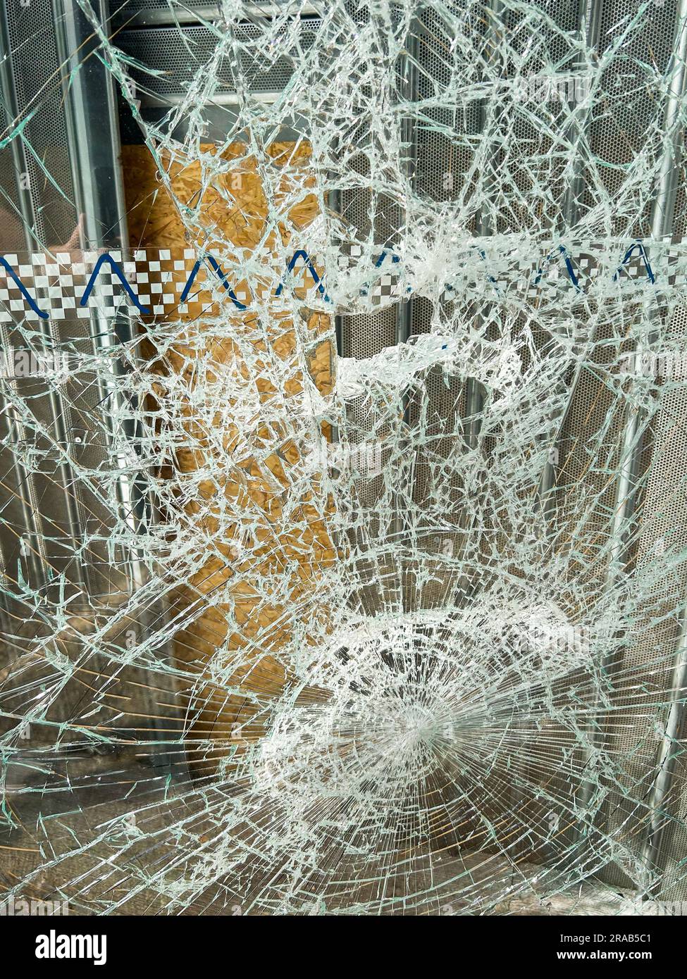 Montreuil, France, détail, fenêtre en verre brisé, banlieue de Paris, dommages au centre commercial après des émeutes civiles, après des violences policières, violentes manifestations, émeutes france 2023 saint denis fenêtres Banque D'Images