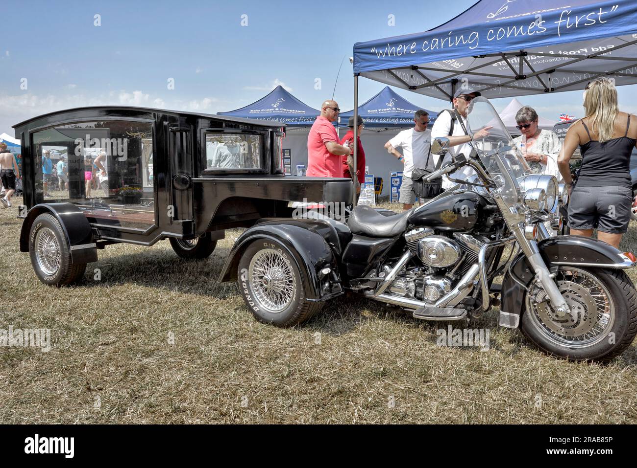 Moto Hearse couplé à un trike Harley Davidson pour les arrangements funéraires des motocyclistes. Angleterre Royaume-Uni Banque D'Images