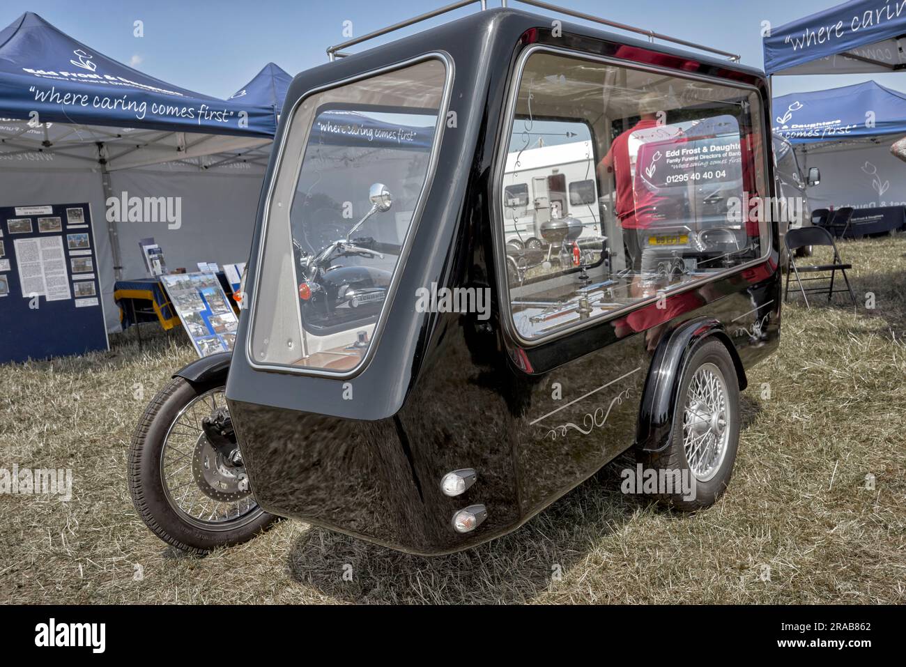 Moto Hearse couplé à un trike Harley Davidson pour les arrangements funéraires des motocyclistes. Angleterre Royaume-Uni Banque D'Images