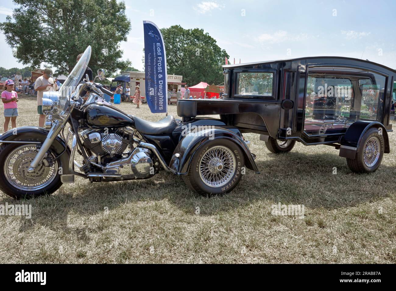 Moto Hearse couplé à un trike Harley Davidson pour les arrangements funéraires des motocyclistes. Angleterre Royaume-Uni Banque D'Images