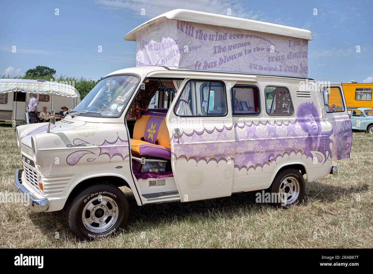 Fourgonnette de tourisme Ford Transit. Fourgonnette hippie peinte. Angleterre Royaume-Uni Banque D'Images