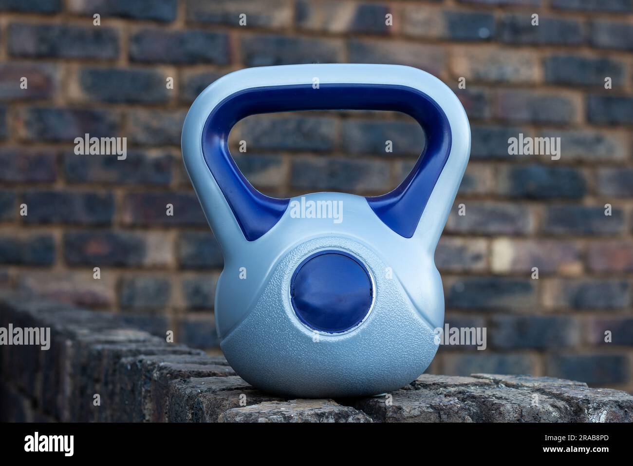 Gros plan de kettlebell gris et bleu à l'extérieur Banque D'Images