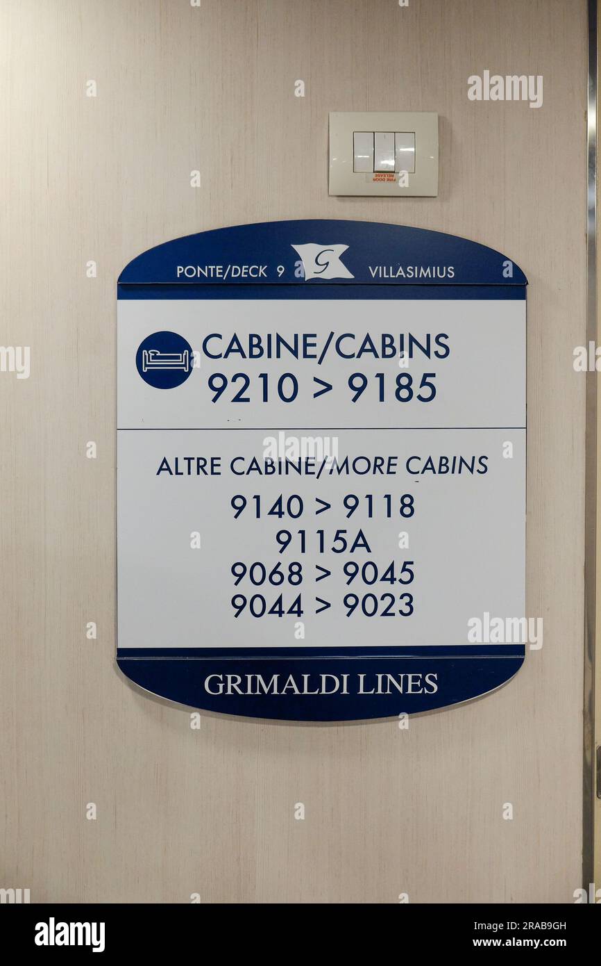 Panneau de ferry pour les cabines et les directions Banque D'Images