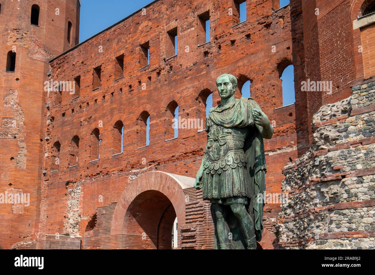 Porta Palatina, la porte palatine de Turin avec la statue de l'Emporateur romain Jules César, Turin, Piémont, Italie Banque D'Images