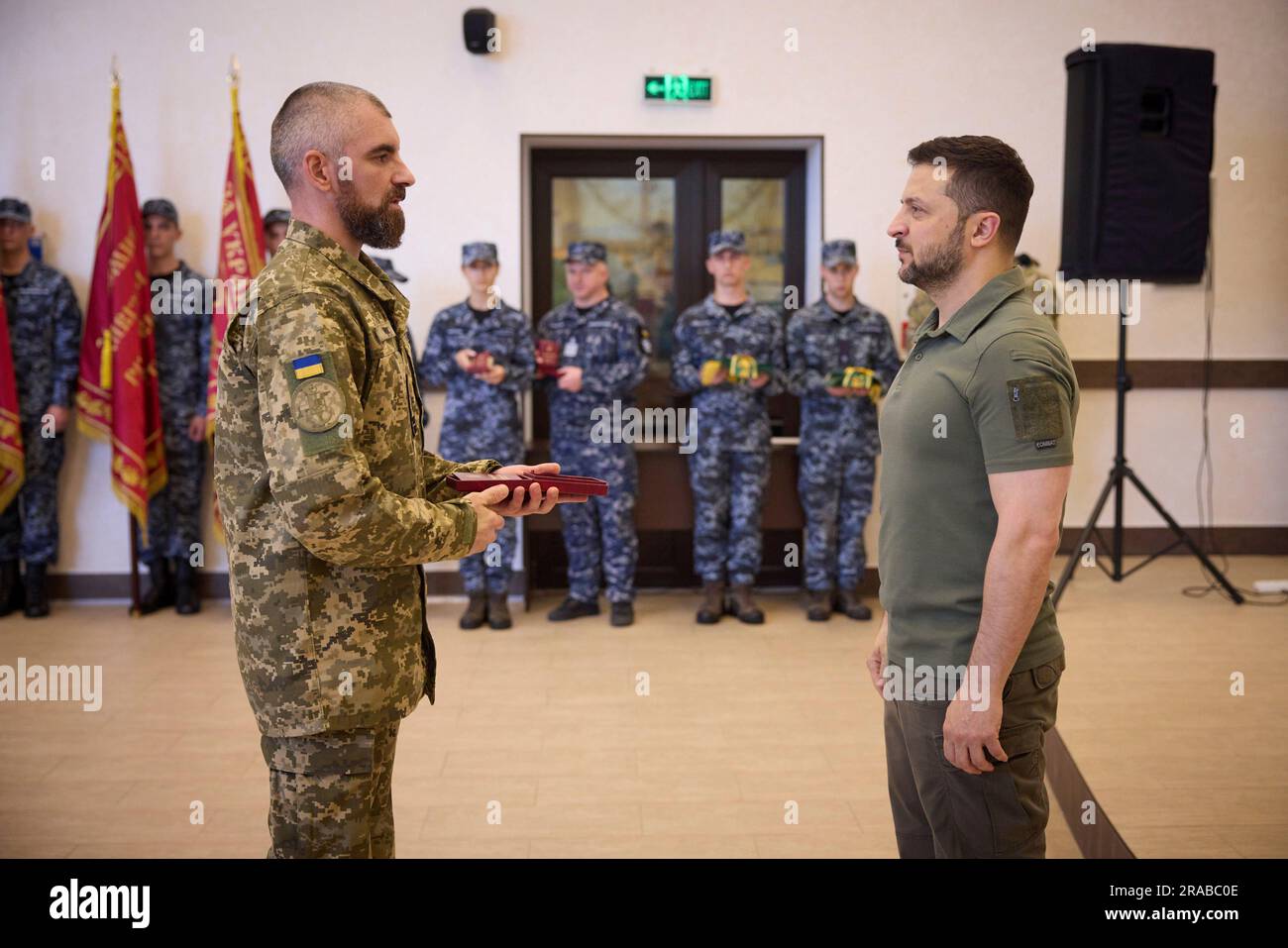 Odesa, Ukraine. 02nd juillet 2023. Le président ukrainien Volodymyr Zelenskyy, à droite, décerne des médailles d'État à Marines pour marquer le jour de la Marine à l'Académie maritime d'Odesa, à 2 juillet 2023, à Odesa, en Ukraine. Crédit: Pool photo/Bureau de presse présidentiel ukrainien/Alamy Live News Banque D'Images