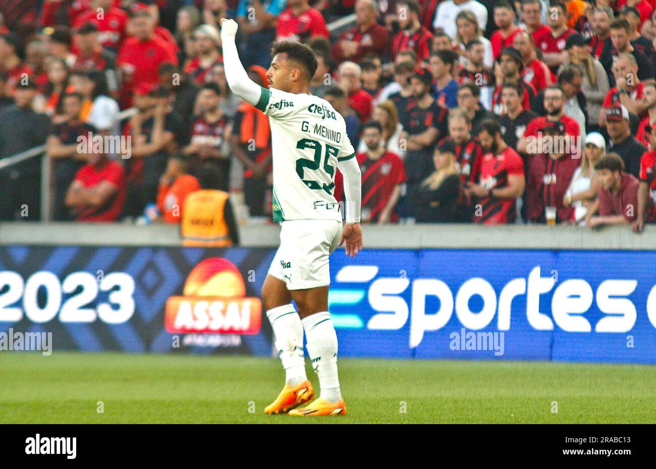 Curitiba, Brésil. 02nd juillet 2023. PR - CURITIBA - 07/02/2023 - BRASILEIRO A 2023, ATHLETICO-PR X PALMEIRAS - Gabriel Menino, joueur de Palmeiras célèbre son but lors d'un match contre Athletico-PR au stade Arena da Baixada pour le championnat brésilien A 2023. Photo: Gabriel Machado /AGIF/Sipa USA crédit: SIPA US/Alay Live News Banque D'Images