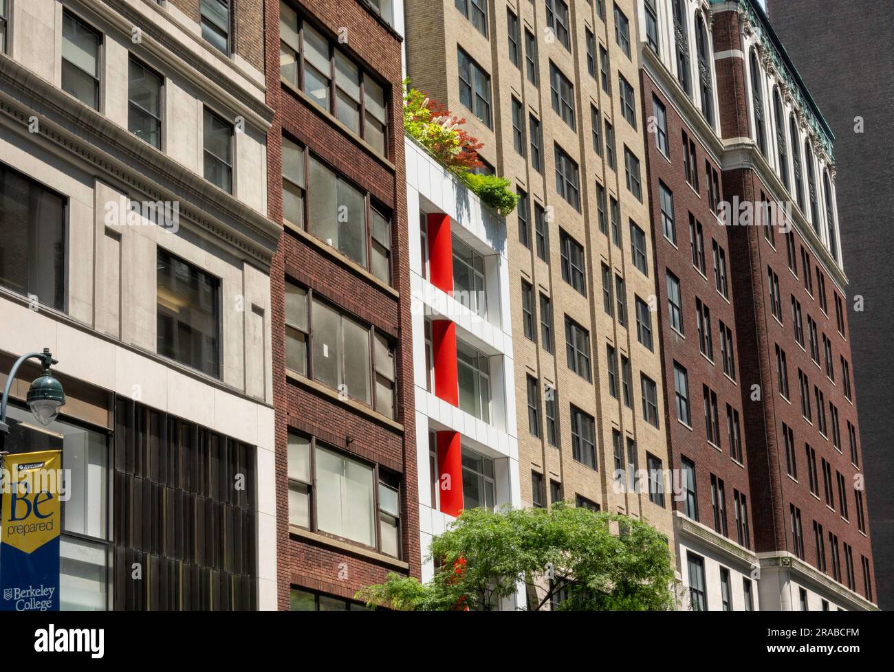 Le côté nord de E. 44th Street comprend le numéro 5, un condominium résidentiel coloré de ruban de fibres New York, USA 2023 Banque D'Images