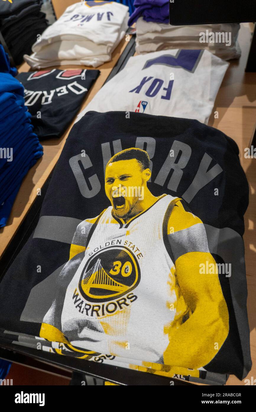 Marchandise de marque au magasin phare de la NBA, 545 Fifth Avenue, New York City, USA 2023 Banque D'Images