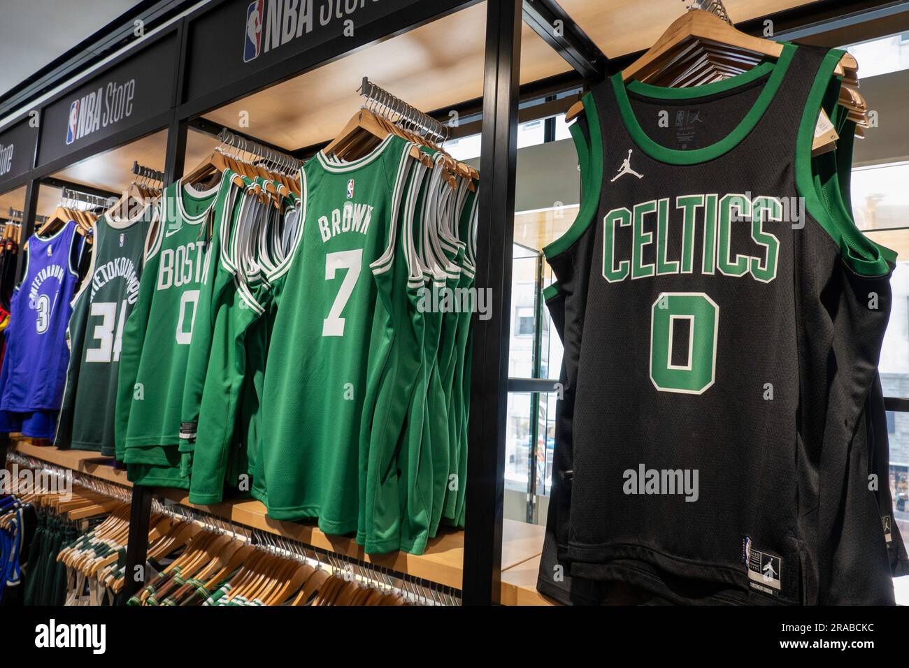 Marchandise de marque au magasin phare de la NBA, 545 Fifth Avenue, New York City, USA 2023 Banque D'Images