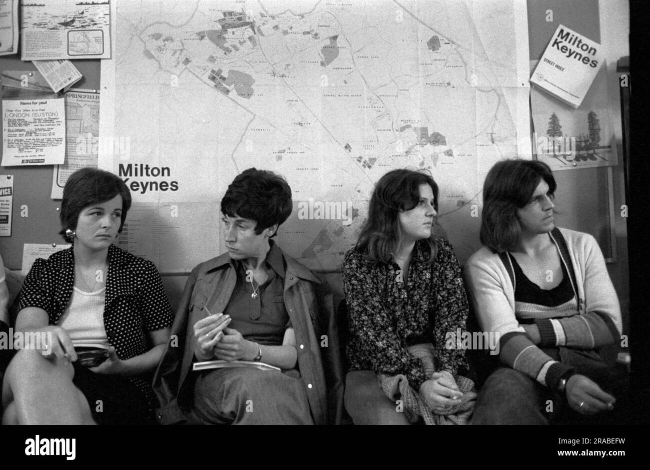 Association des résidents. Rencontre avec la nouvelle ville de Milton Keynes, rencontre d'association de résidents pour les nouveaux arrivants. Milton Keynes, Buckinghamshire, Angleterre vers 1977. 1970S ROYAUME-UNI HOMER SYKES Banque D'Images