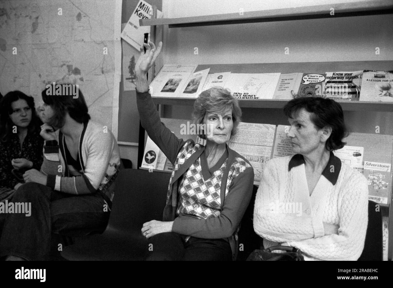 Association des résidents. Rencontre avec la nouvelle ville de Milton Keynes, rencontre d'association de résidents pour les nouveaux arrivants. Milton Keynes, Buckinghamshire, Angleterre vers 1977. 1970S ROYAUME-UNI HOMER SYKES Banque D'Images