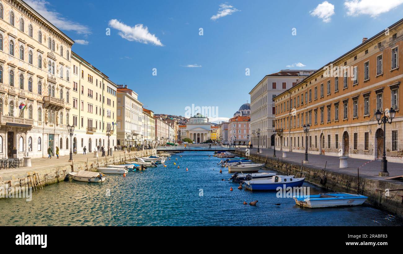 Le Canal grande, un canal navigable dans le centre de Trieste, Italie, Europe. Banque D'Images