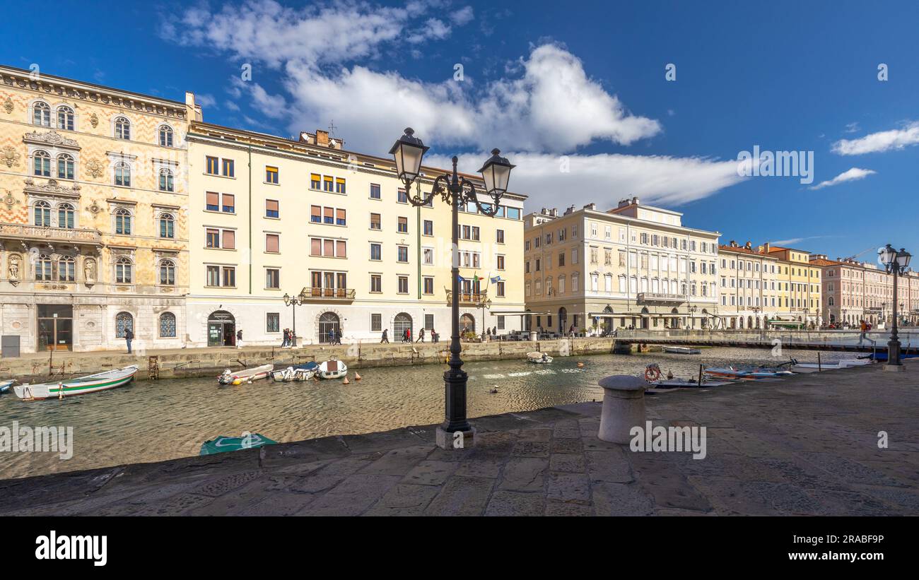 Le Canal grande, un canal navigable dans le centre de Trieste, Italie, Europe. Banque D'Images