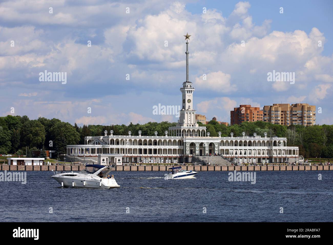 Bateaux de vitesse à moteur près de la station Northern River à Moscou, transport urbain en été Russie Banque D'Images
