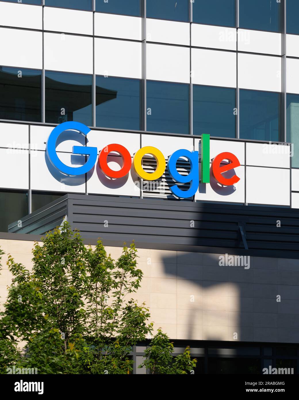 Kirkland, WA, Etats-Unis - 04 juin 2023; Google Corporate signe dans les couleurs de la marque sur le bâtiment dans la lumière du soleil Banque D'Images