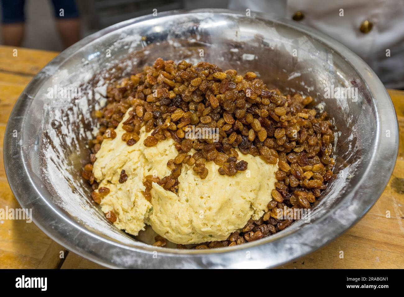 Stollengrundteig und in braunem Rum eingelegte Sultaninen für einen Original Dresdner Christstollen à Dresde, Allemagne Banque D'Images